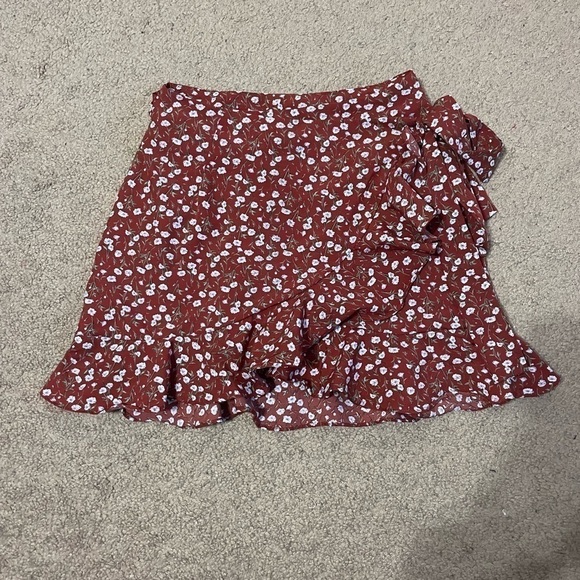 Red ditsy floral mini skirt size XS - Picture 2 of 9
